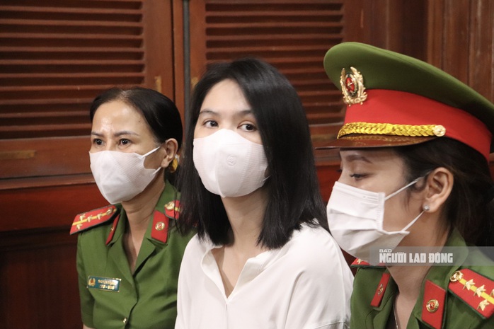 Ngọc Trinh xuất hiện tại tòa sau hơn 3 tháng tạm giam- Ảnh 4. Ngọc Trinh xuất hiện tại tòa sau hơn 3 tháng tạm giam- Ảnh 4.