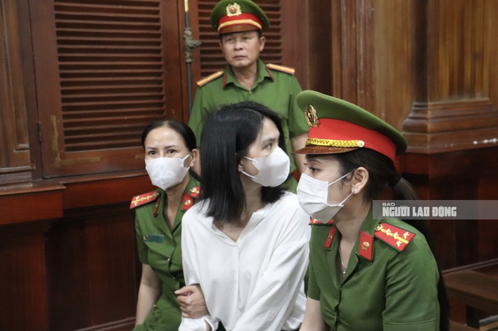 Ngọc Trinh xuất hiện tại tòa sau hơn 3 tháng tạm giam- Ảnh 3. Ngọc Trinh xuất hiện tại tòa sau hơn 3 tháng tạm giam- Ảnh 3.