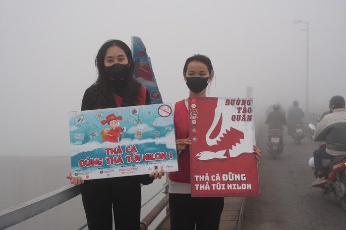 Tình nguyện viên trẻ giúp người dân thả cá tiễn ông Táo về trời- Ảnh 3. Tình nguyện viên trẻ giúp người dân thả cá tiễn ông Táo về trời- Ảnh 3.