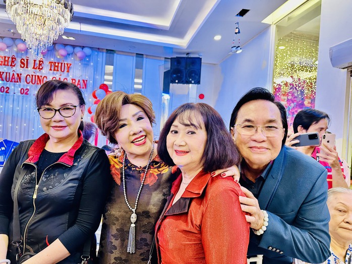 NSND Lệ Thủy tất bật trao từ thiện cuối năm- Ảnh 2. NSND Lệ Thủy tất bật trao từ thiện cuối năm- Ảnh 2.