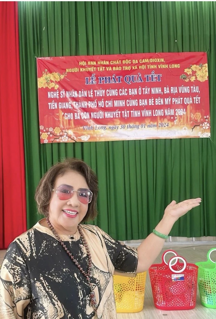NSND Lệ Thủy tất bật trao từ thiện cuối năm- Ảnh 1. NSND Lệ Thủy tất bật trao từ thiện cuối năm- Ảnh 1.