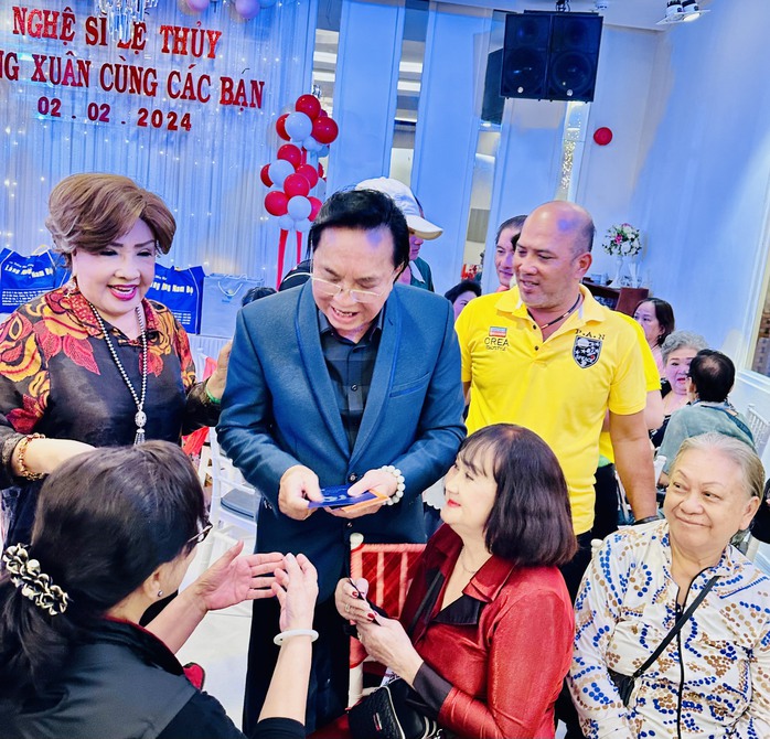 NSND Lệ Thủy tất bật trao từ thiện cuối năm- Ảnh 3. NSND Lệ Thủy tất bật trao từ thiện cuối năm- Ảnh 3.