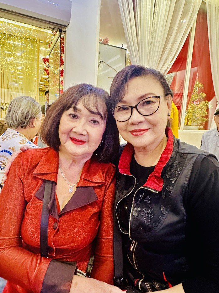 NSND Lệ Thủy tất bật trao từ thiện cuối năm- Ảnh 6. NSND Lệ Thủy tất bật trao từ thiện cuối năm- Ảnh 6.