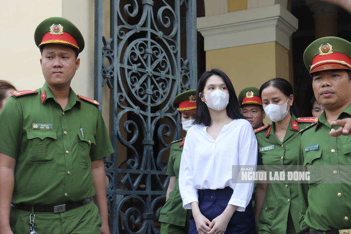 Ngọc Trinh được trả tự do tại tòa- Ảnh 3. Ngọc Trinh được trả tự do tại tòa- Ảnh 3.