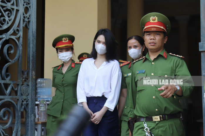 Ngọc Trinh được trả tự do tại tòa- Ảnh 2. Ngọc Trinh được trả tự do tại tòa- Ảnh 2.
