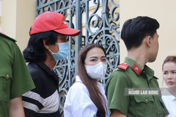 Ngọc Trinh được trả tự do tại tòa- Ảnh 5. Ngọc Trinh được trả tự do tại tòa- Ảnh 5.