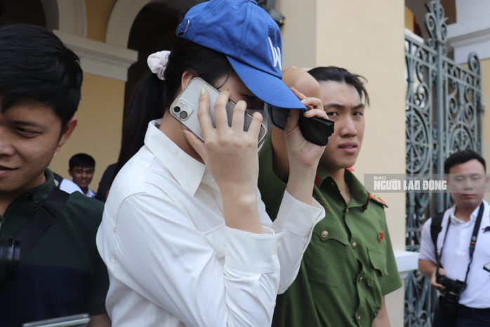 Ngọc Trinh được trả tự do tại tòa- Ảnh 6. Ngọc Trinh được trả tự do tại tòa- Ảnh 6.