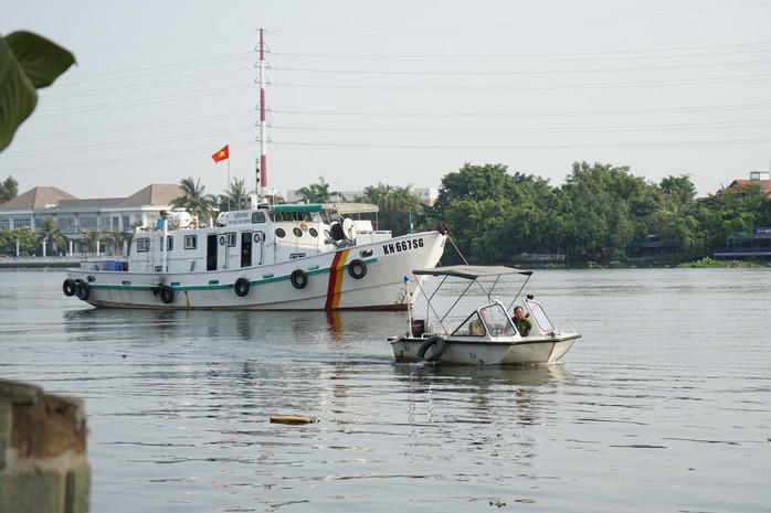 Tàu kiểm ngư chốt trực nơi người dân thả cá chép tiễn ông Táo- Ảnh 1. Tàu kiểm ngư chốt trực nơi người dân thả cá chép tiễn ông Táo- Ảnh 1.