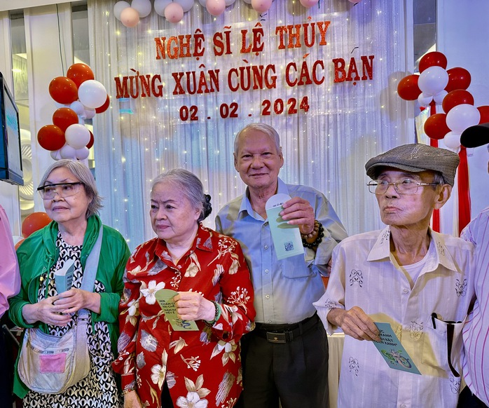 NSND Lệ Thủy tất bật trao từ thiện cuối năm- Ảnh 7. NSND Lệ Thủy tất bật trao từ thiện cuối năm- Ảnh 7.