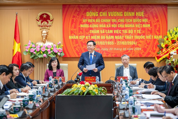 Chủ tịch Quốc hội tri ân, cảm ơn những đóng góp của thầy thuốc, nhân viên y tế- Ảnh 2. Chủ tịch Quốc hội tri ân, cảm ơn những đóng góp của thầy thuốc, nhân viên y tế- Ảnh 2.