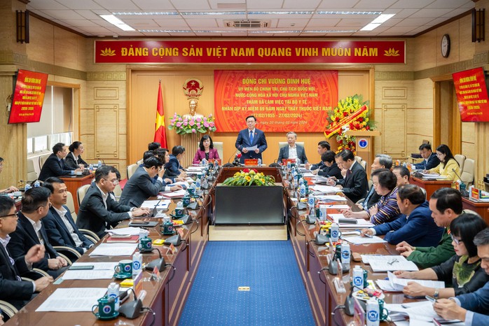 Chủ tịch Quốc hội tri ân, cảm ơn những đóng góp của thầy thuốc, nhân viên y tế- Ảnh 4. Chủ tịch Quốc hội tri ân, cảm ơn những đóng góp của thầy thuốc, nhân viên y tế- Ảnh 4.