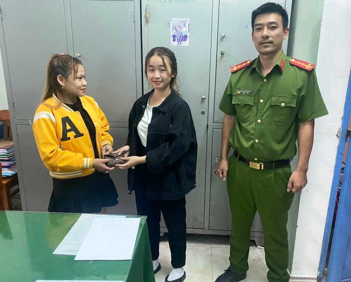Nữ công nhân nhặt được 36 triệu đồng trả lại người đánh rơi- Ảnh 1. Nữ công nhân nhặt được 36 triệu đồng trả lại người đánh rơi- Ảnh 1.