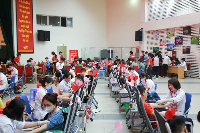 Hàng ngàn người hiến máu tại lễ hội lớn nhất năm- Ảnh 1. Hàng ngàn người hiến máu tại lễ hội lớn nhất năm- Ảnh 1.