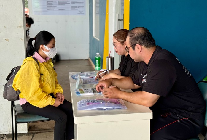 Người lao động được đại diện Trung tâm Dịch vụ việc làm TP HCM tư vấn miễn phí tại Bến xe Miền Tây. Ảnh: HUỲNH NHƯ Người lao động được đại diện Trung tâm Dịch vụ việc làm TP HCM tư vấn miễn phí tại Bến xe Miền Tây. Ảnh: HUỲNH NHƯ