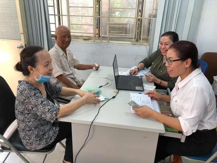 Người hưởng lương hưu nhận lương tại UBND quận 11, TP HCM Ảnh: CAO HƯỜNG Người hưởng lương hưu nhận lương tại UBND quận 11, TP HCM Ảnh: CAO HƯỜNG