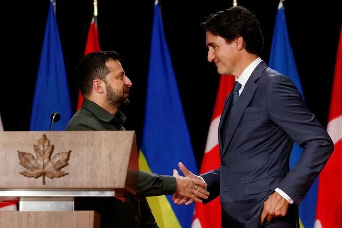 Tổng thống Ukraine Volodymyr Zelensky (trái) bắt tay Thủ tướng Canada Justin Trudeau tại họp báo chung ở Ottawa, Ontario, Canada, vào tháng 9-2023. Ảnh: Reuters Tổng thống Ukraine Volodymyr Zelensky (trái) bắt tay Thủ tướng Canada Justin Trudeau tại họp báo chung ở Ottawa, Ontario, Canada, vào tháng 9-2023. Ảnh: Reuters