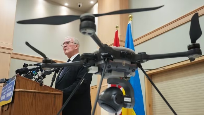Bộ trưởng Quốc phòng Canada Bill Blair thông báo về việc hỗ trợ thêm máy bay không người lái SkyRanger R70 cho Ukraine ở Toronto, ngày 19-2. Ảnh: The Canadian Press Bộ trưởng Quốc phòng Canada Bill Blair thông báo về việc hỗ trợ thêm máy bay không người lái SkyRanger R70 cho Ukraine ở Toronto, ngày 19-2. Ảnh: The Canadian Press