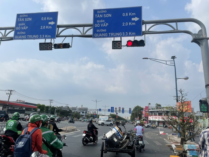 Vì sao đề xuất thay 16 hệ thống đèn giao thông quanh Tân Sơn Nhất?- Ảnh 1. Vì sao đề xuất thay 16 hệ thống đèn giao thông quanh Tân Sơn Nhất?- Ảnh 1.