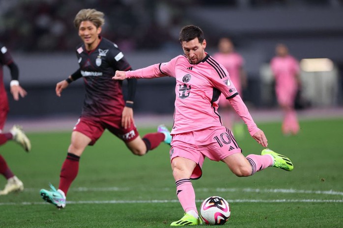 Messi tặng Quả bóng vàng cho bảo tàng Barcelona, tượng sáp bị phá tại Trung Quốc- Ảnh 3. Messi tặng Quả bóng vàng cho bảo tàng Barcelona, tượng sáp bị phá tại Trung Quốc- Ảnh 3.