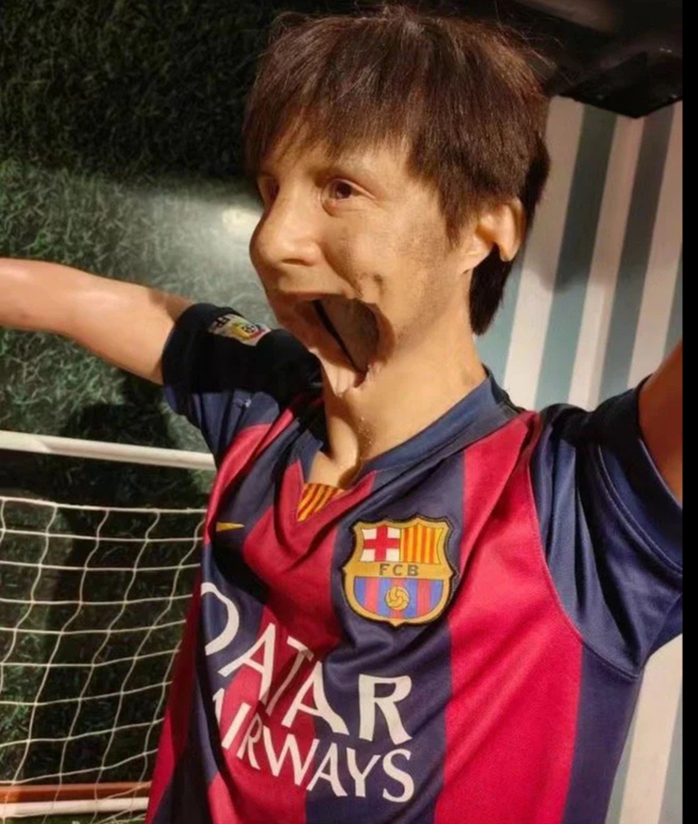 Messi tặng Quả bóng vàng cho bảo tàng Barcelona, tượng sáp bị phá tại Trung Quốc- Ảnh 2. Messi tặng Quả bóng vàng cho bảo tàng Barcelona, tượng sáp bị phá tại Trung Quốc- Ảnh 2.