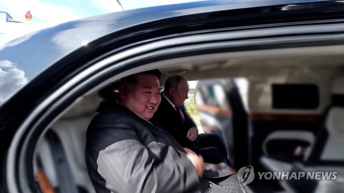 Lãnh đạo Triều Tiên Kim Jong-un (trái) và Tổng thống Nga Vladimir Putin ngồi thử trên chiếc limousine Aurus Senat khi thăm sân bay vũ trụ Vostochny, Nga, tháng 9-2023. Ảnh: Yonhap Lãnh đạo Triều Tiên Kim Jong-un (trái) và Tổng thống Nga Vladimir Putin ngồi thử trên chiếc limousine Aurus Senat khi thăm sân bay vũ trụ Vostochny, Nga, tháng 9-2023. Ảnh: Yonhap