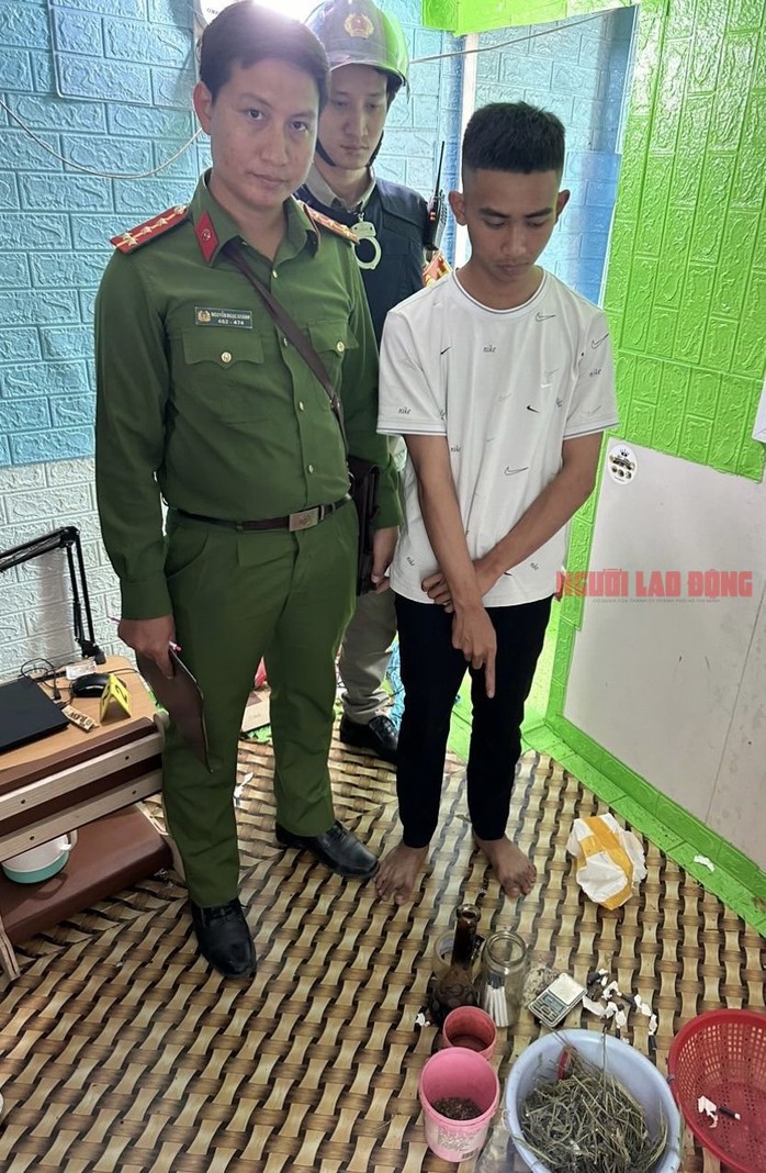 Kiểm tra đột xuất nhà nam sinh viên, công an phát hiện điều bất ngờ- Ảnh 1. Kiểm tra đột xuất nhà nam sinh viên, công an phát hiện điều bất ngờ- Ảnh 1.