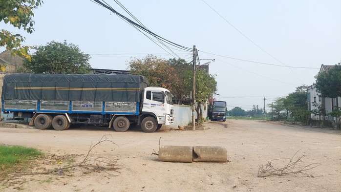 Người dân bức xúc vì xe tải trọng lớn chạy rầm rập trong khu dân cư- Ảnh 2. Người dân bức xúc vì xe tải trọng lớn chạy rầm rập trong khu dân cư- Ảnh 2.