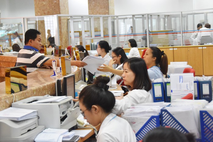 Các ngân hàng thương mại đang triển khai nhiều giải pháp cùng lúc để tạo thuận lợi cho khách hàng tiếp cận vốn vay Ảnh: TẤN THẠNH Các ngân hàng thương mại đang triển khai nhiều giải pháp cùng lúc để tạo thuận lợi cho khách hàng tiếp cận vốn vay Ảnh: TẤN THẠNH