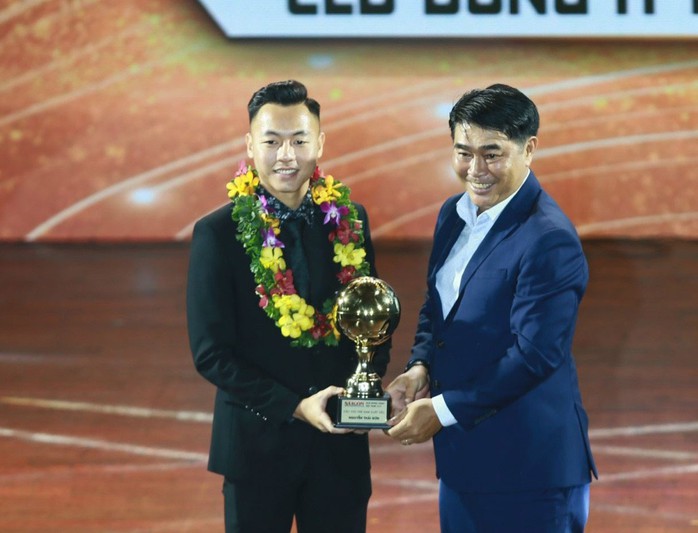 Nguyễn Thái Sơn (trái) nhận Giải thưởng “Cầu thủ trẻ nam xuất sắc nhất năm 2023” Ảnh: QUỐC AN Nguyễn Thái Sơn (trái) nhận Giải thưởng “Cầu thủ trẻ nam xuất sắc nhất năm 2023” Ảnh: QUỐC AN