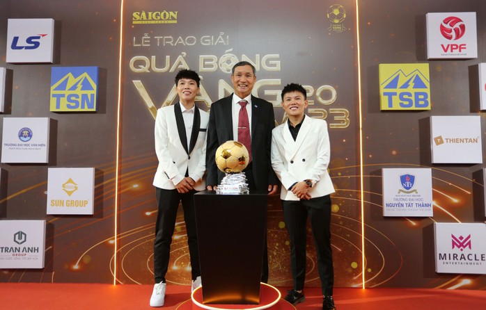 Quả bóng vàng Kim Thanh (trái), Quả bóng đồng Bích Thùy (phải) và HLV Mai Đức Chung Ảnh: QUỐC AN Quả bóng vàng Kim Thanh (trái), Quả bóng đồng Bích Thùy (phải) và HLV Mai Đức Chung Ảnh: QUỐC AN