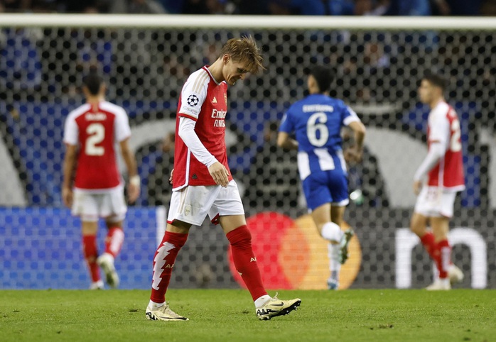 Non kinh nghiệm chinh chiến, Arsenal gục ngã ở phút 90+4- Ảnh 4. Non kinh nghiệm chinh chiến, Arsenal gục ngã ở phút 90+4- Ảnh 4.