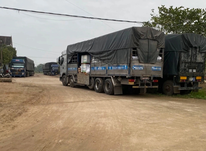Người dân bức xúc vì xe tải trọng lớn chạy rầm rập trong khu dân cư- Ảnh 1. Người dân bức xúc vì xe tải trọng lớn chạy rầm rập trong khu dân cư- Ảnh 1.