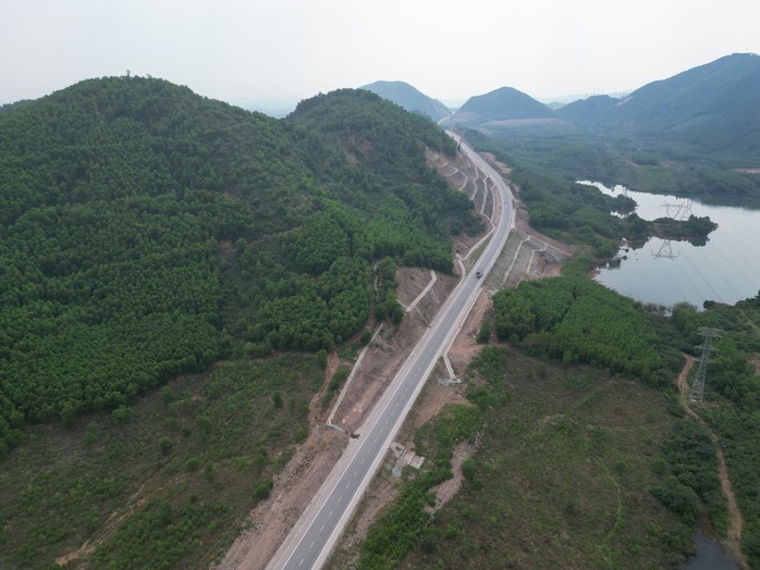 Tỉnh Thừa Thiên - Huế họp mổ xẻ nguyên nhân tai nạn trên đường cao tốc - Ảnh 3. Tỉnh Thừa Thiên - Huế họp mổ xẻ nguyên nhân tai nạn trên đường cao tốc - Ảnh 3.