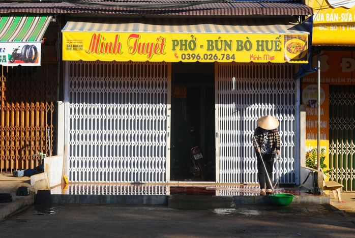 Hai thầy giáo "tây" đi bộ từ Hà Nội đến TP HCM đã về đích- Ảnh 3. Hai thầy giáo "tây" đi bộ từ Hà Nội đến TP HCM đã về đích- Ảnh 3.