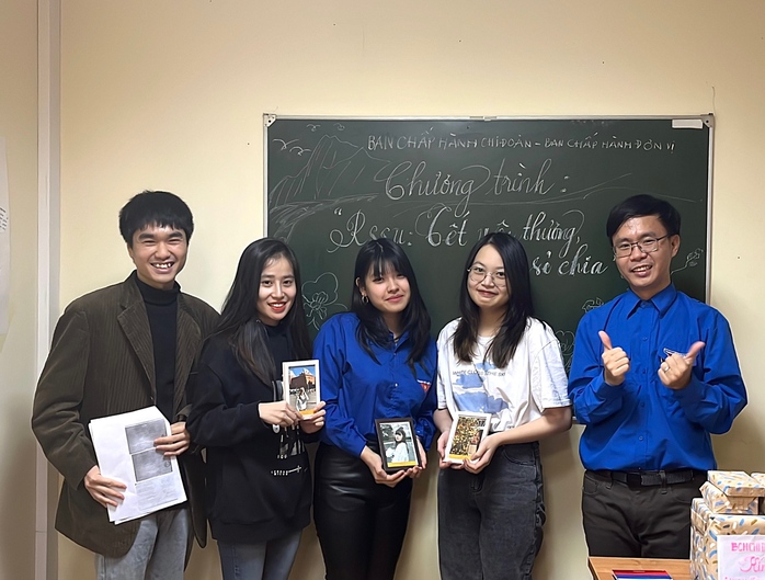 "Xuân sum vầy - Tết sẻ chia": Tết xa nhưng vẫn đậm tình quê- Ảnh 3. "Xuân sum vầy - Tết sẻ chia": Tết xa nhưng vẫn đậm tình quê- Ảnh 3.