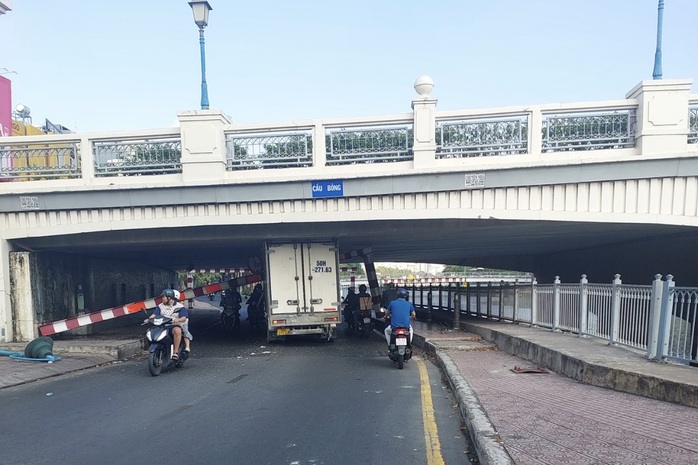 Xe tải "lọt" gầm cầu Bông, kẹt xe ở hai chiều- Ảnh 1. Xe tải "lọt" gầm cầu Bông, kẹt xe ở hai chiều- Ảnh 1.