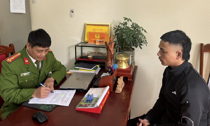 Bắt quả tang 11 nam, 3 nữ đang chơi "xóc đĩa"- Ảnh 2. Bắt quả tang 11 nam, 3 nữ đang chơi "xóc đĩa"- Ảnh 2.