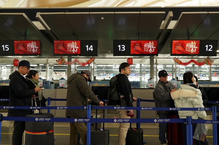Hành khách tại sân bay quốc tế Phố Đông, Thượng Hải (Trung Quốc) hôm 9-2 Ảnh: REUTERS Hành khách tại sân bay quốc tế Phố Đông, Thượng Hải (Trung Quốc) hôm 9-2 Ảnh: REUTERS