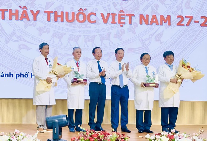 Chủ tịch nước Võ Văn Thưởng thăm, động viên y - bác sĩ Bệnh viện Nhi Đồng 1- Ảnh 1. Chủ tịch nước Võ Văn Thưởng thăm, động viên y - bác sĩ Bệnh viện Nhi Đồng 1- Ảnh 1.