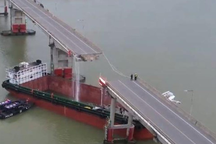 Trung Quốc: Tàu hàng đâm gãy cầu, nhiều phương tiện rơi xuống sông- Ảnh 1. Trung Quốc: Tàu hàng đâm gãy cầu, nhiều phương tiện rơi xuống sông- Ảnh 1.