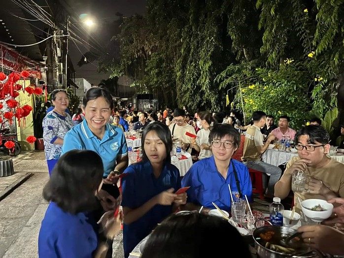 "Xuân sum vầy - Tết sẻ chia: Nghĩa tình mâm cơm ngày Tết- Ảnh 2. "Xuân sum vầy - Tết sẻ chia: Nghĩa tình mâm cơm ngày Tết- Ảnh 2.