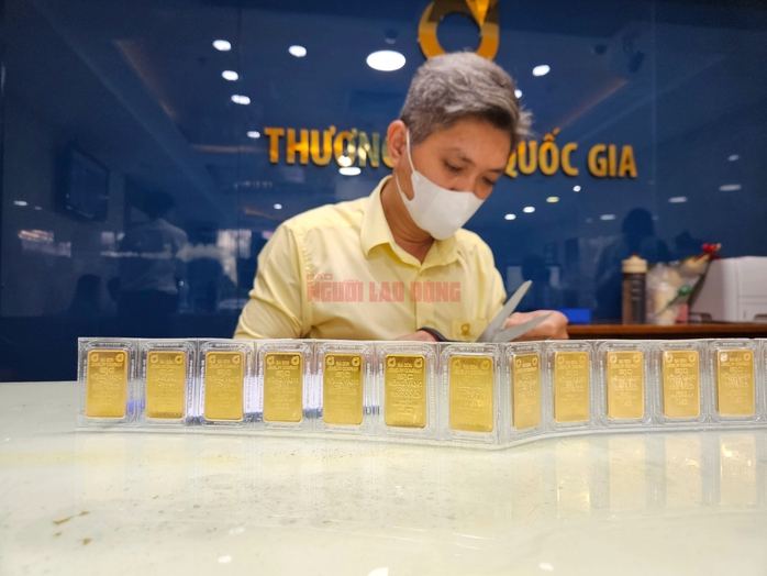 Giá vàng SJC lại "bốc hơi" nửa triệu đồng mỗi lượng- Ảnh 1. Giá vàng SJC lại "bốc hơi" nửa triệu đồng mỗi lượng- Ảnh 1.