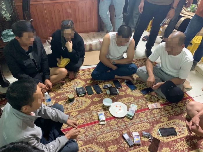 Bắt giữ 8 đối tượng đánh bạc, thu giữ số tiền lớn- Ảnh 1. Bắt giữ 8 đối tượng đánh bạc, thu giữ số tiền lớn- Ảnh 1.