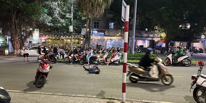 Người đàn ông "nằm vạ" giữa đường khi bị yêu cầu đo nồng độ cồn- Ảnh 1. Người đàn ông "nằm vạ" giữa đường khi bị yêu cầu đo nồng độ cồn- Ảnh 1.
