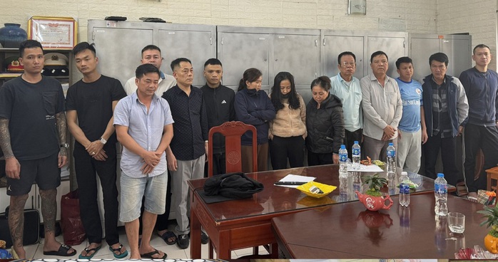 Bắt quả tang 11 nam, 3 nữ đang chơi "xóc đĩa"- Ảnh 1. Bắt quả tang 11 nam, 3 nữ đang chơi "xóc đĩa"- Ảnh 1.