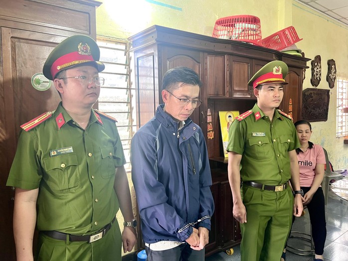 Khởi tố 6 đối tượng "phù phép" kính ô tô từ Trung Quốc thành hàng xịn- Ảnh 1. Khởi tố 6 đối tượng "phù phép" kính ô tô từ Trung Quốc thành hàng xịn- Ảnh 1.