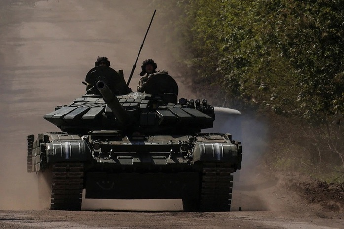 Lính Ukraine ngồi trên xe tăng trên đường tới TP Bakhmut ở khu vực Donetsk, Đông Ukraine. Ảnh: Reuters Lính Ukraine ngồi trên xe tăng trên đường tới TP Bakhmut ở khu vực Donetsk, Đông Ukraine. Ảnh: Reuters