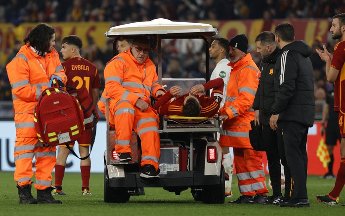 Hậu vệ Roma nhập viện sau va chạm kinh hoàng- Ảnh 1. Hậu vệ Roma nhập viện sau va chạm kinh hoàng- Ảnh 1.
