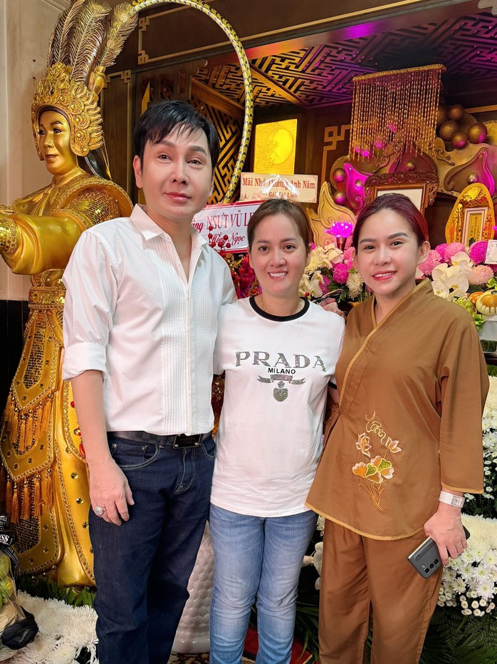 Nghệ sĩ xúc động trong ngày giỗ đầu của NSƯT Vũ Linh- Ảnh 1. Nghệ sĩ xúc động trong ngày giỗ đầu của NSƯT Vũ Linh- Ảnh 1.