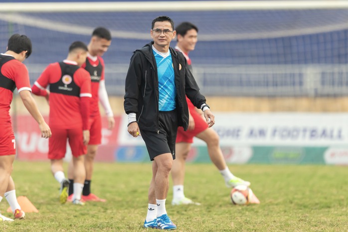 V-League 2023-2024: HLV Kiatisuk muốn học trò ghi điểm để lên tuyển- Ảnh 1. V-League 2023-2024: HLV Kiatisuk muốn học trò ghi điểm để lên tuyển- Ảnh 1.